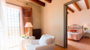 桑特佩尔佩斯卡多尔马斯酒店的客厅配有白色椅子和一张床