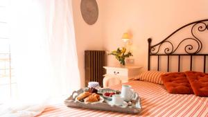 桑特佩尔佩斯卡多尔马斯酒店的床上摆着一盘食物