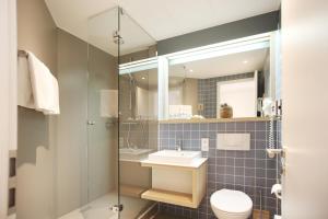 图青Boutique Hotel Reschen的浴室配有卫生间、盥洗盆和淋浴。