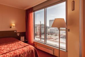 斯塔夫罗波尔斯塔夫罗波尔欧洲酒店的酒店客房设有一张床和一个大窗户