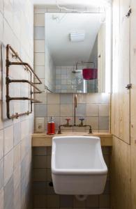 根特Romantic 16th century workers house的浴室配有白色卫生间和盥洗盆。