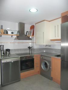 San JorgeRonda Barbiguera, 1 Aldea Golf apt 3210的一个带水槽和洗碗机的厨房