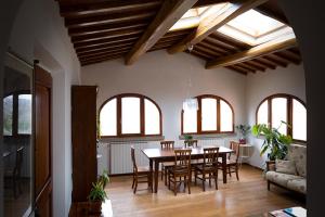 瓦尔的圣卡西亚诺Poggio degli Ulivi的一间带桌椅的用餐室
