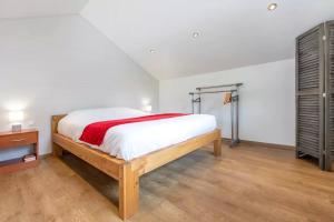 塔卢瓦尔Domaine des Ecuries - Appartements meublés à Talloires的一间卧室配有一张床和一个梳妆台