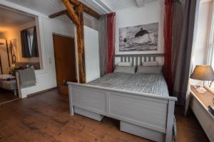 普拉赫München- Pullach, Wohnen im Grünen的一间卧室配有一张红色天蓬床