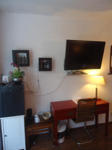 杜塞尔多夫斯缇米尼斯酒店的客厅配有电视和带台灯的桌子