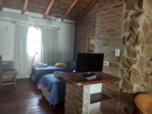 科隆Cabañas del Uru的客房设有两张床和一张带电脑的书桌