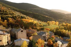 Llo卡尔米克尔住宿加早餐旅馆的享有山区小镇的秋天景色