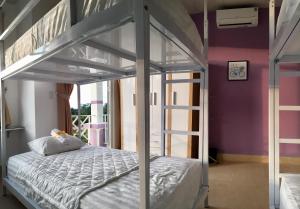 Purple Place Homestay Phu Quoc客房内的一张或多张床位