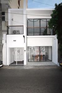 科伦坡Visakha 6的白色的建筑,设有玻璃门和阳台