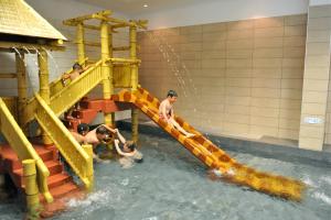 巴尼奥勒德日洛恩B'O度假酒店及水疗中心的一群人在水滑梯上玩耍