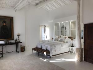 勒托尔Bastide du régent的白色卧室配有一张大床和一张桌子