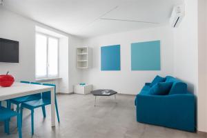 托尔博莱Residenza Picalof的客厅配有蓝色的沙发和桌子