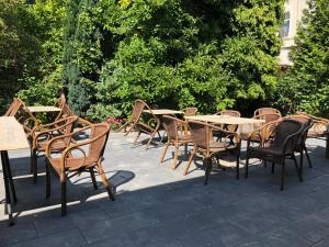 汉诺威城堡酒店的庭院里一排桌椅