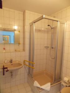 阿多夫威斯洛布兰德酒店的带淋浴和盥洗盆的浴室