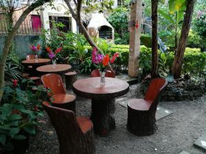 长滩岛Ocean Breeze Inn的花园里的一组桌椅