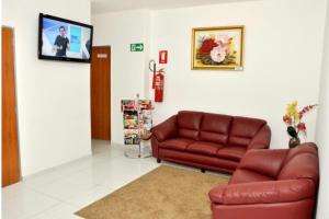 戈亚尼亚HOTEL 44的带沙发和平面电视的客厅