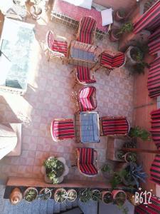 卢克索卢克索快乐之家旅舍的享有带椅子和植物的露台的顶部景致