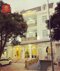 大叻Bảo Thịnh 2 Hotel的一座白色的建筑,前面有楼梯