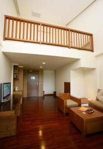 鹿野鹿鸣温泉酒店的一间带楼梯和沙发的客厅
