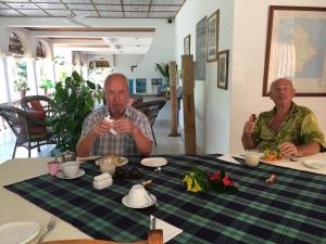 拉迪格岛帕尔马小屋酒店的坐在桌子上喝茶的两个人