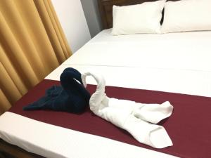 贾夫纳Hotel Lovusiyah的床上一双白色袜子和内衣