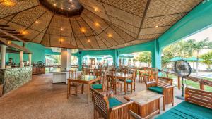 邦劳博和海度假村的餐厅拥有蓝色的墙壁和木制桌椅