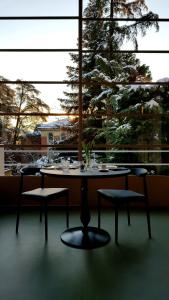 博洛尼亚Villa Gotti Charming Rooms的窗前的一张桌子和两把椅子