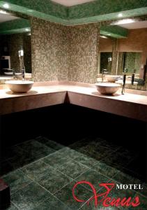 贾拉普Auto Hotel Venus的浴室设有2个水槽和2面镜子