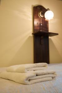桑多梅日Apartament Parkowy的床上一堆白色毛巾