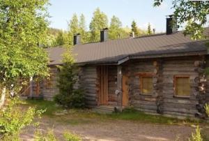 鲁卡Rukan Otsolanhovi的小木屋,带屋顶和庭院