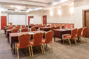 比什凯克Smart Hotel Bishkek的一间会议室,配有桌椅和白板