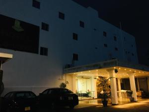 贾夫纳Hotel Lovusiyah的一座建筑,晚上停在前面