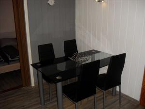 WienrodeFam Stana的一张黑色餐桌,配有四把椅子
