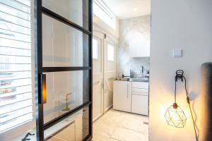 赞德沃特Zandvoort Studio的厨房设有玻璃门,通往厨房
