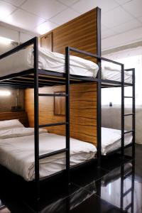 清迈Baan Lung Poshtel的客房内的双层床和两张双层床
