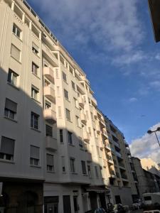 马赛38 Rue Papety的一条城市街道上的白色大建筑