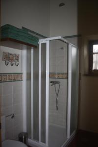 El PitoCasa Lao II的浴室里设有玻璃门淋浴