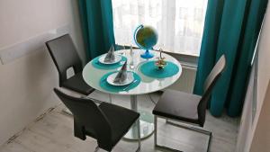 汉诺威Comfort的餐桌、椅子和带镜子的桌子