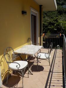 托尔博莱Villa Martina的庭院里的白色桌椅