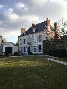 阿拉斯Entre Cour et Jardin的一座大型白色房子,设有大院子