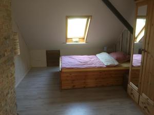 石勒苏益格Hof Larina的一间卧室设有一张床和一个窗口