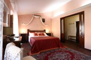 布蒂Appartamento Valle Verde的一间卧室配有一张红色床罩的床