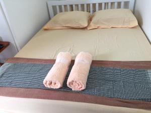 大城Siriwal Guesthouse的床上的2条卷毛巾