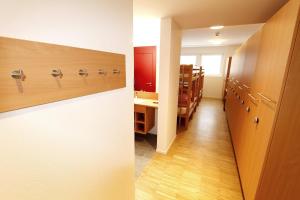 英格堡Hotel Espen的带走廊的客房,配有衣柜和书桌