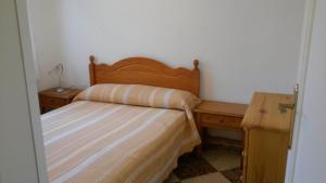 阿雷纳尔登卡斯特尔贝利萨斯公寓的一间小卧室,配有一张床和一张书桌