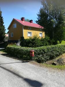 耶姆赛Koskentien kotimajoitus的街上有红色屋顶的黄色房子