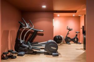 巴黎Grand Powers Hotel的健身房,室内配有几辆健身自行车