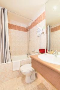 巴黎Hotel Pierre Nicole的浴室配有卫生间、盥洗盆和浴缸。