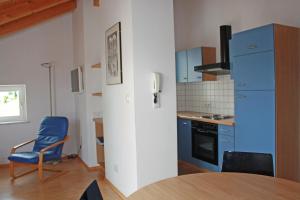 泰尔梅诺Runggnerhof的厨房配有蓝色冰箱和蓝色椅子